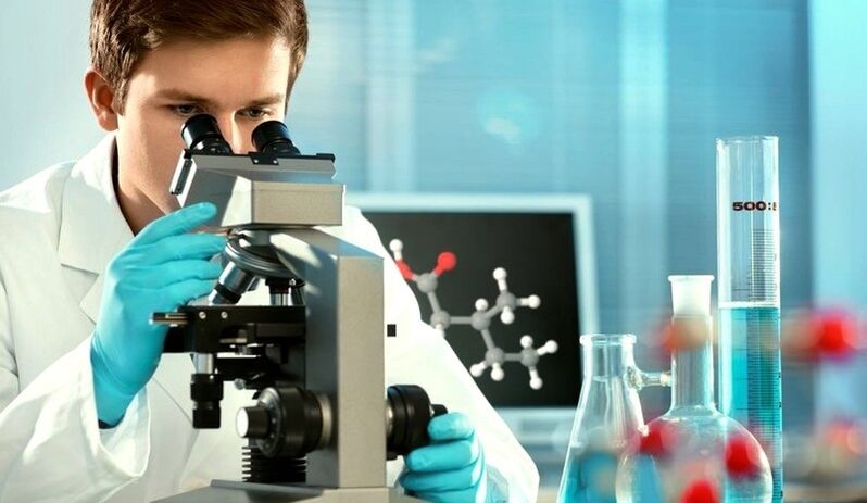 Un especialista examina el material bajo el microscopio.