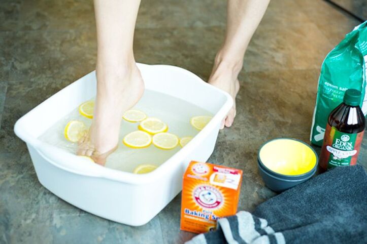 Baño de pies con celidonia contra hongos en las uñas.