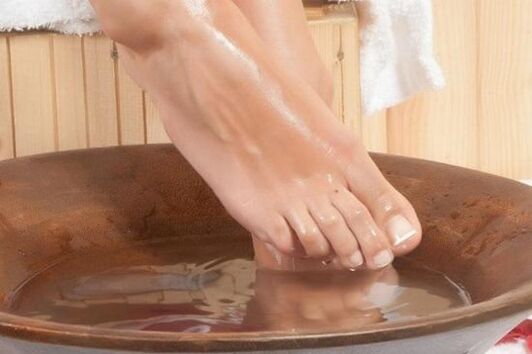 Baño de pies contra hongos en las uñas.