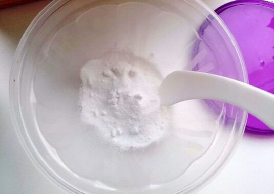 Bicarbonato de sodio para tratar hongos en las uñas.