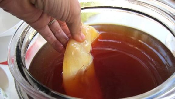 Kombucha para tratar los hongos en las uñas